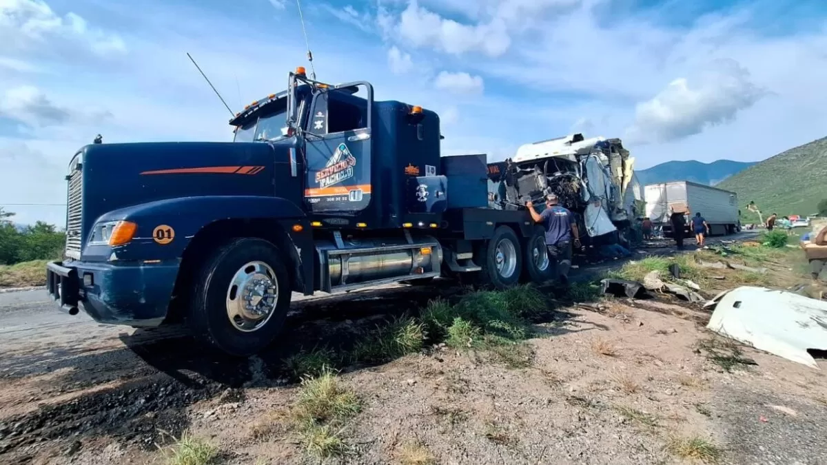 Guardia Estatal atiende choque múltiple de tractocamiones en Jaumave