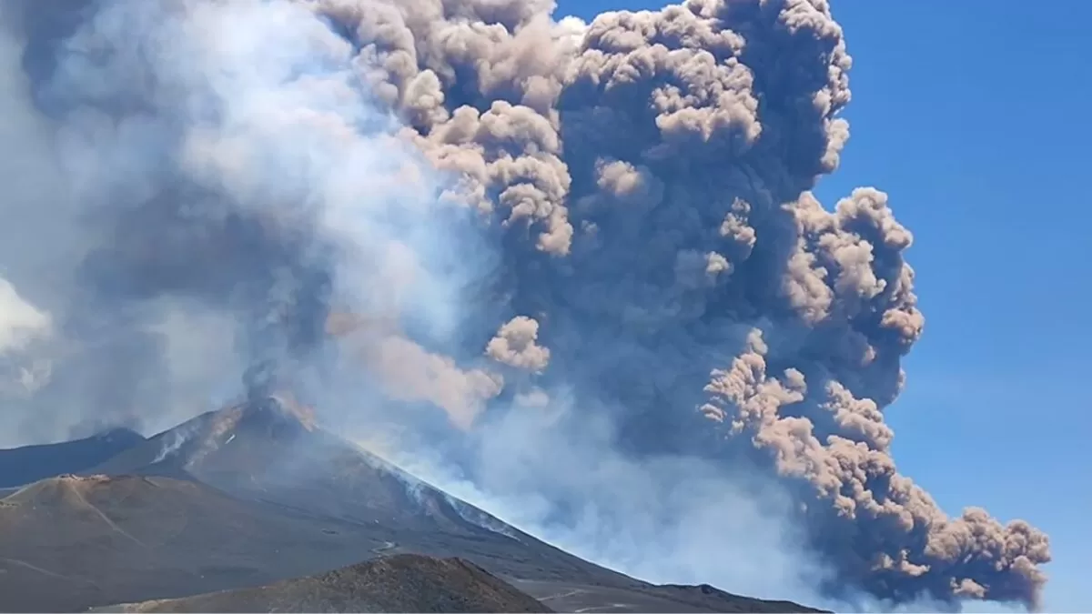 Turistas huyen tras la erupción del volcán Etna