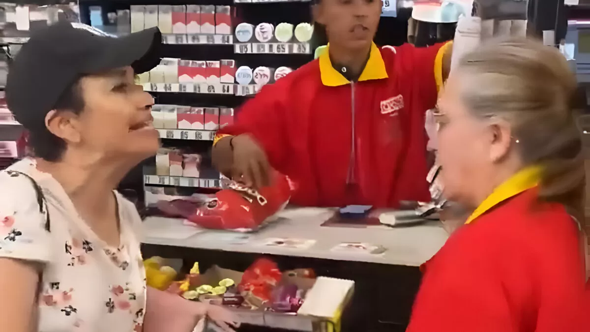 “Lady Recargas” agrede a cajera del OXXO por falla en el sistema