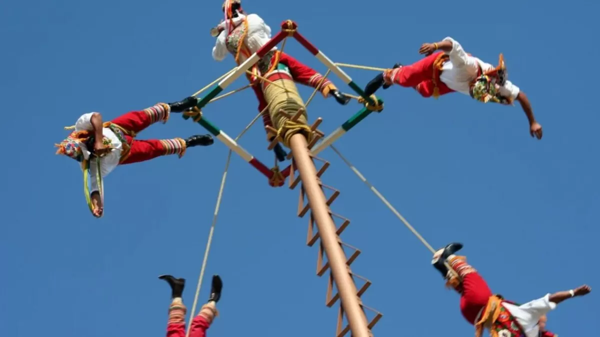 Voladores de Papantla caen de 10 metros durante el acto