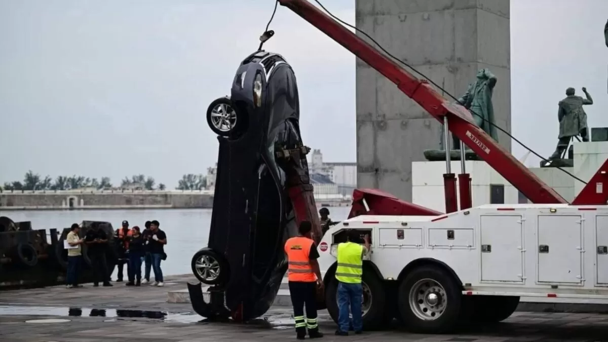 Mueren dos tamaulipecos al caer su auto al mar en el Malecón de Veracruz