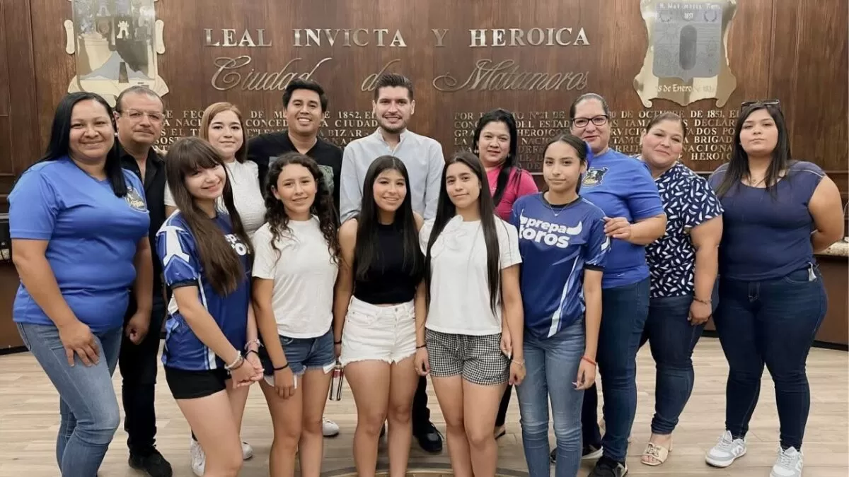 Recibe alcalde a grupo de animación invitado al Carnaval de Veracruz 2025
