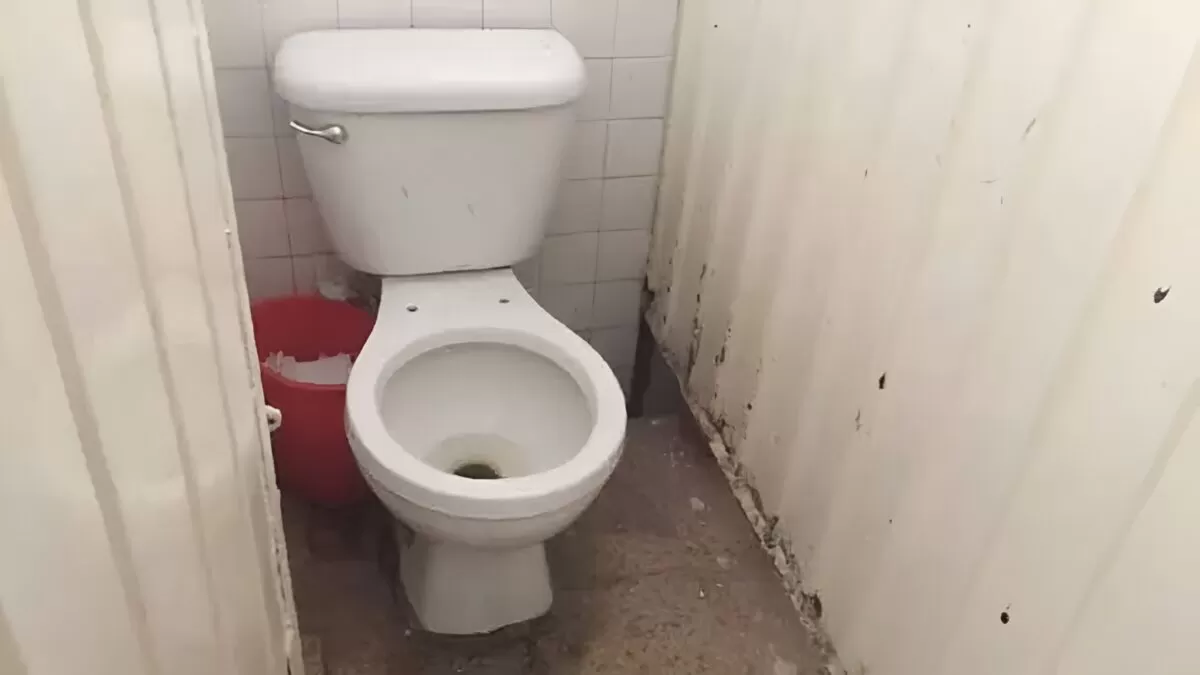 Encuentran feto en taza de baño en Conalep