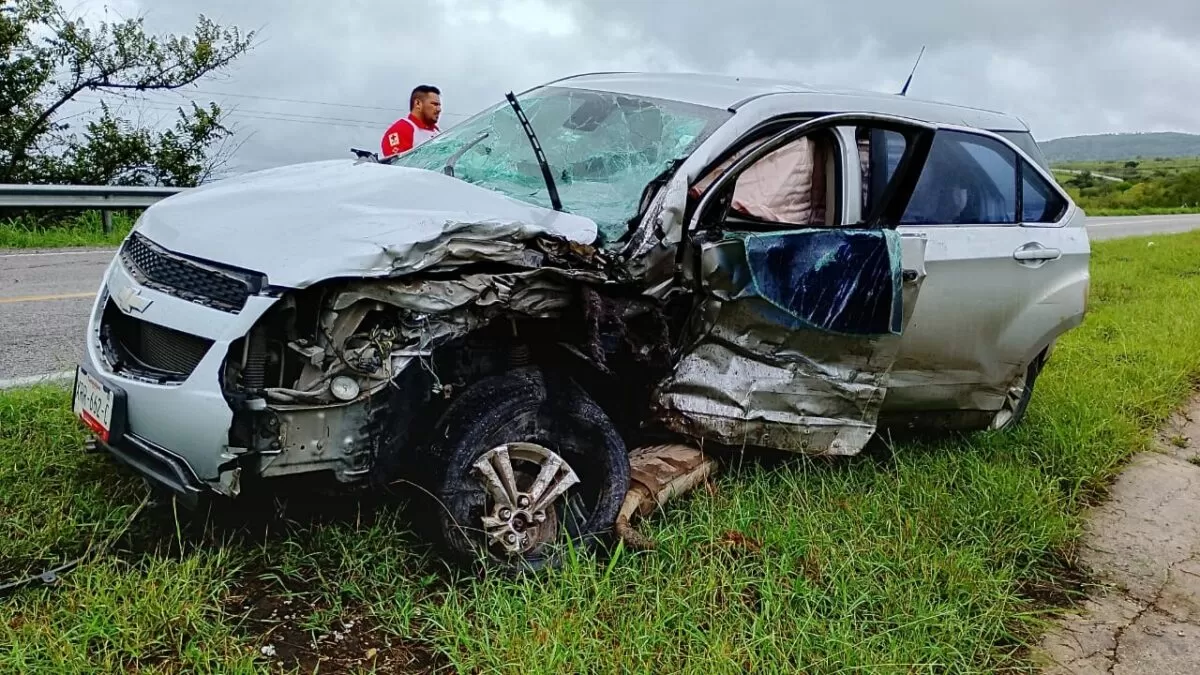Guardia Estatal atiende accidente con lesionados en la carretera federal 180