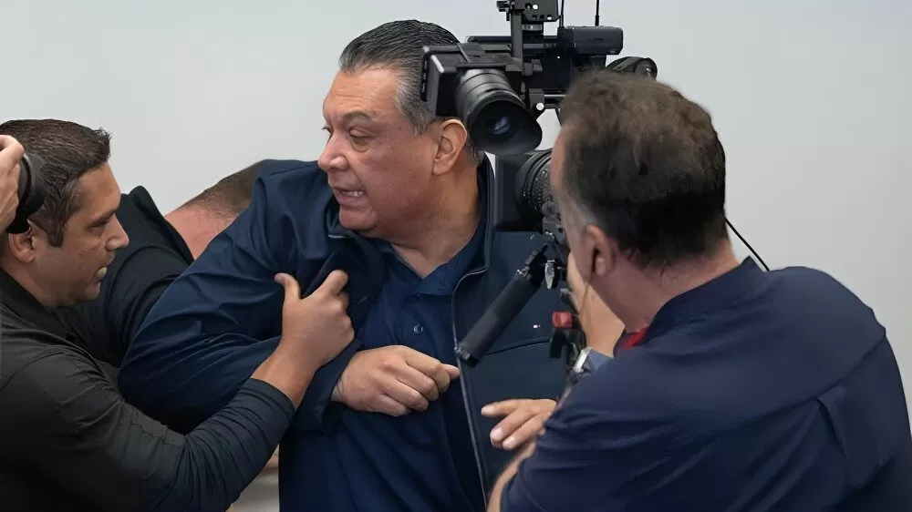 Esposan a senador latino durante conferencia en Los Ángeles