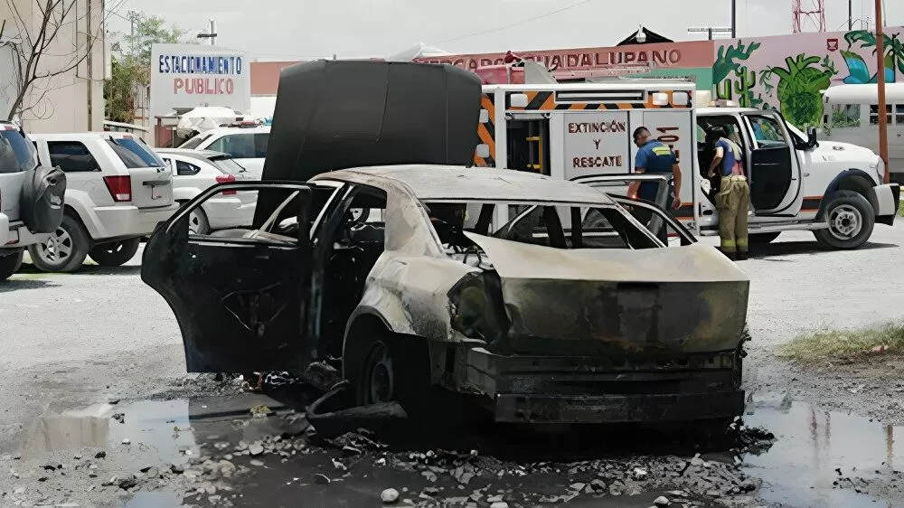 Vehículo se incendia en zona centro de Reynosa