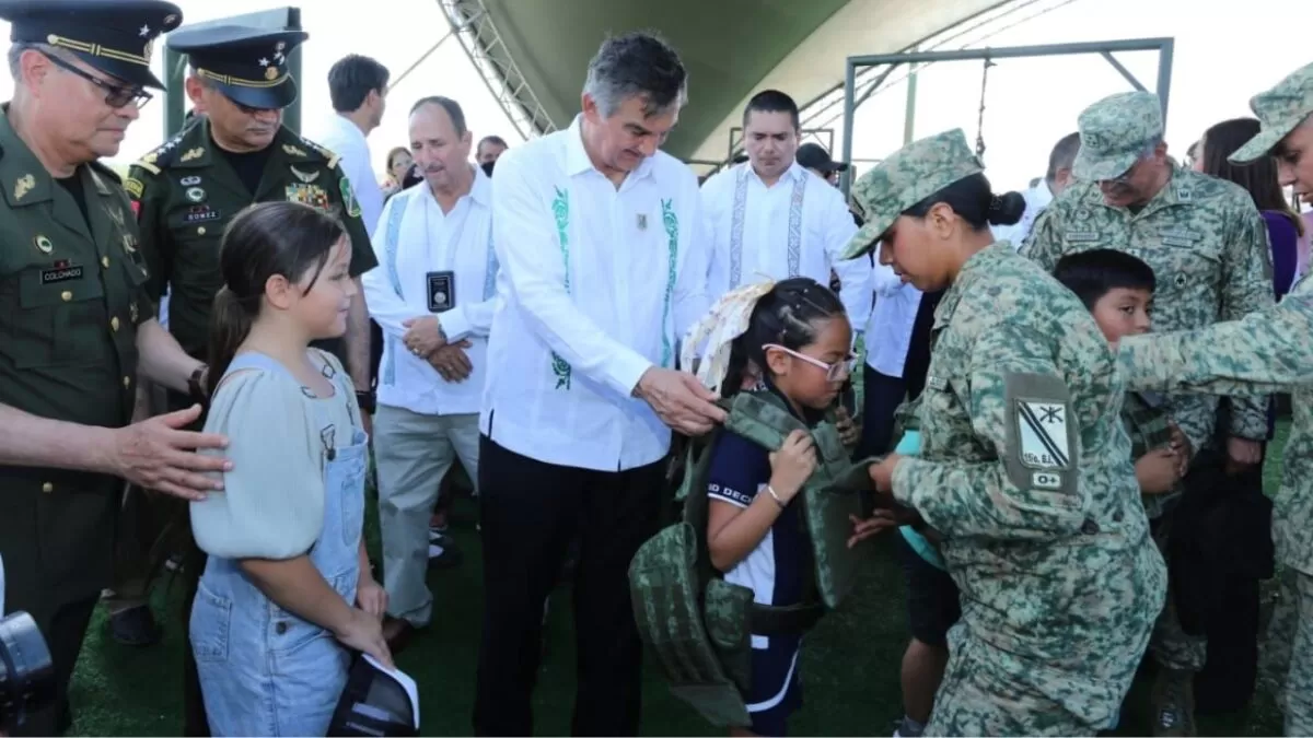 Américo inaugura exposición militar y reconoce respaldo del Ejército