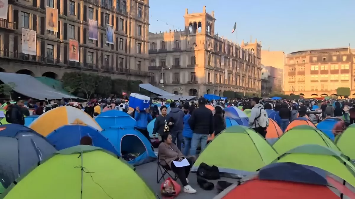 CNTE inicia retiro de plantón en el Zócalo tras tres semanas