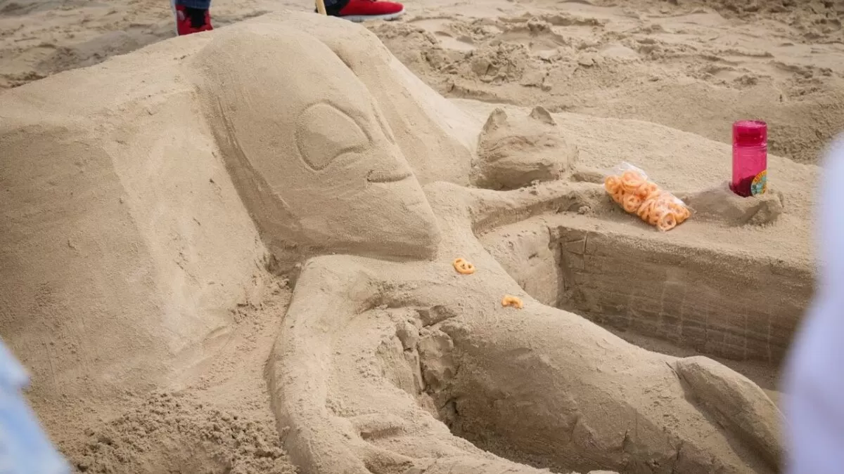 Familias dan vida a Playa Miramar con arte en arena