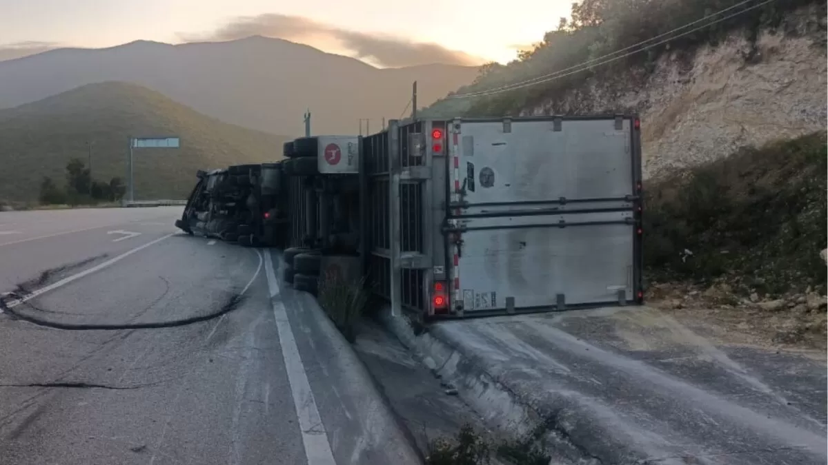 Vuelca camión con jitomates en tramo Palmillas–Bustamante