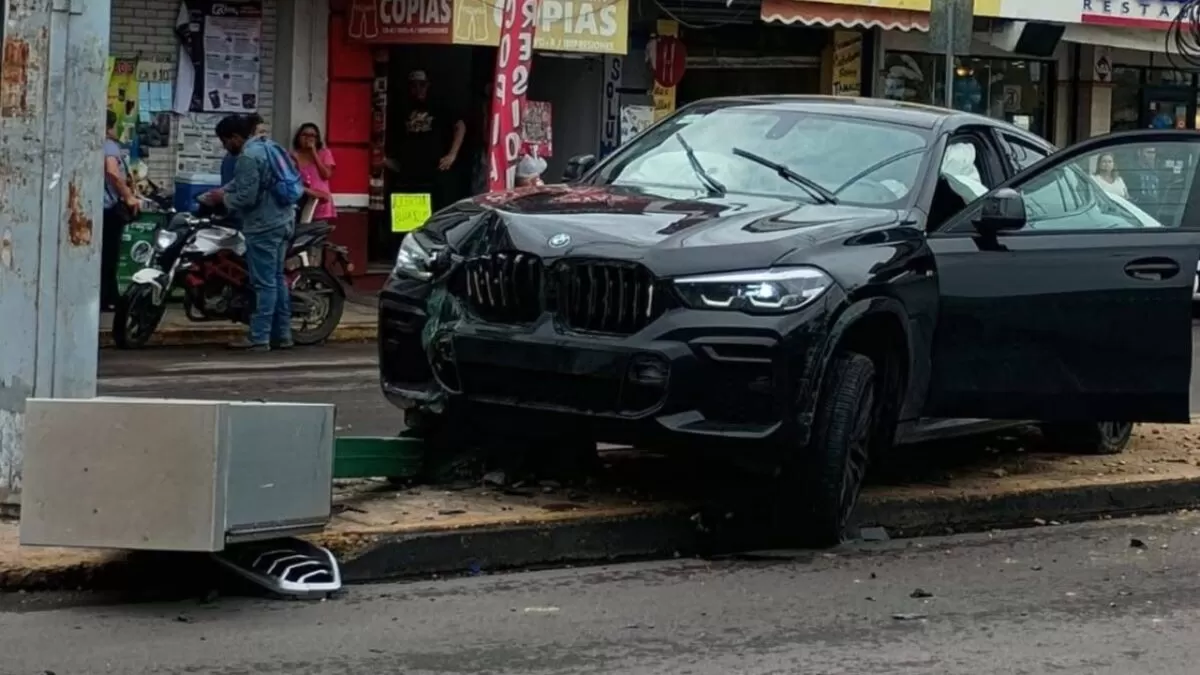 Conductora choca al esquivar a peatón que cruzó sin fijarse