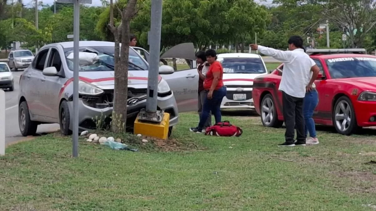 Chofer que conducía a exceso de velocidad causa choque y deja 4 heridos