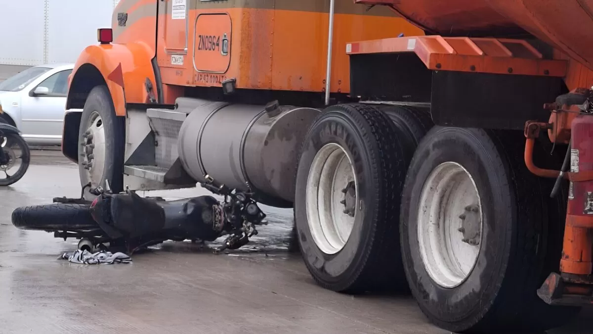Motociclista derrapa y choca contra tráiler en Altamira