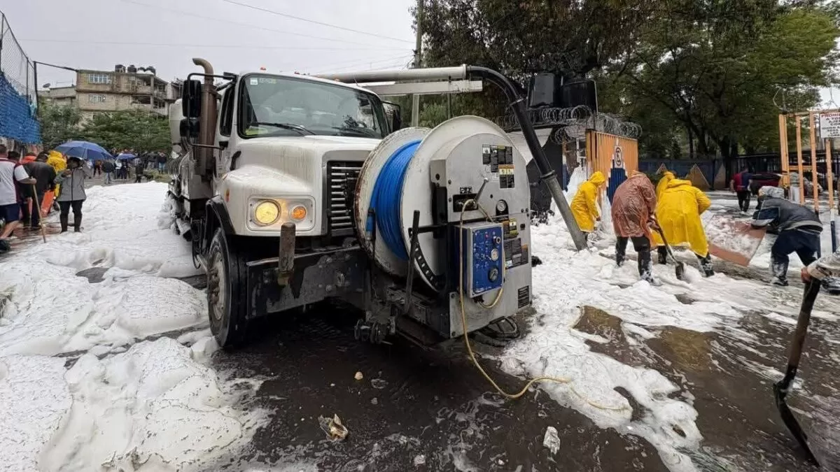 Peligrosa espuma tras inundación enferma a vecinos en Naucalpan