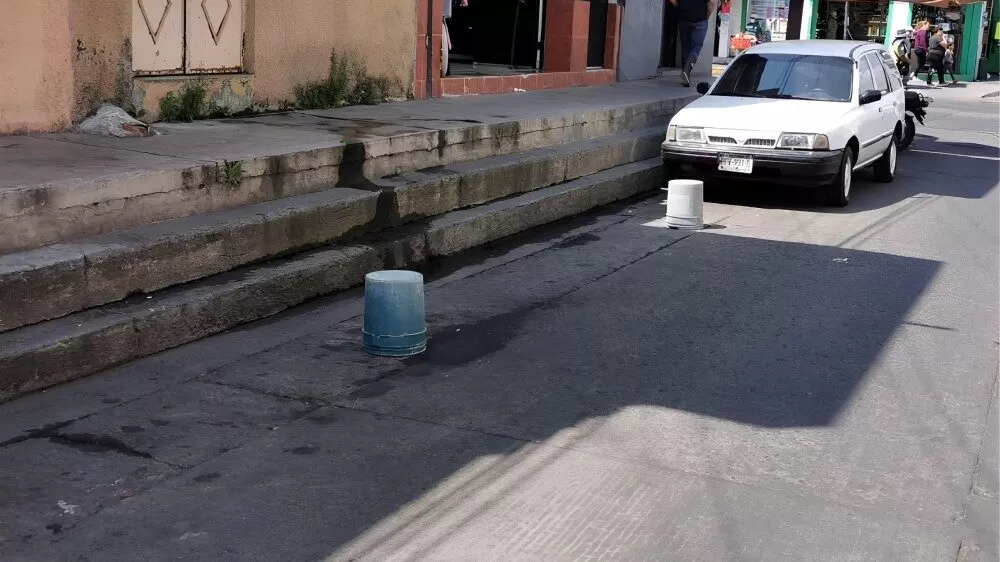 Retirarán botes y objetos usados para apartar lugares