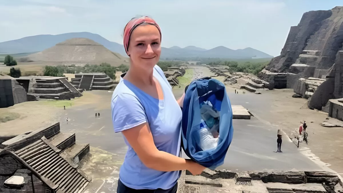 Turistas recogen basura en Teotihuacán