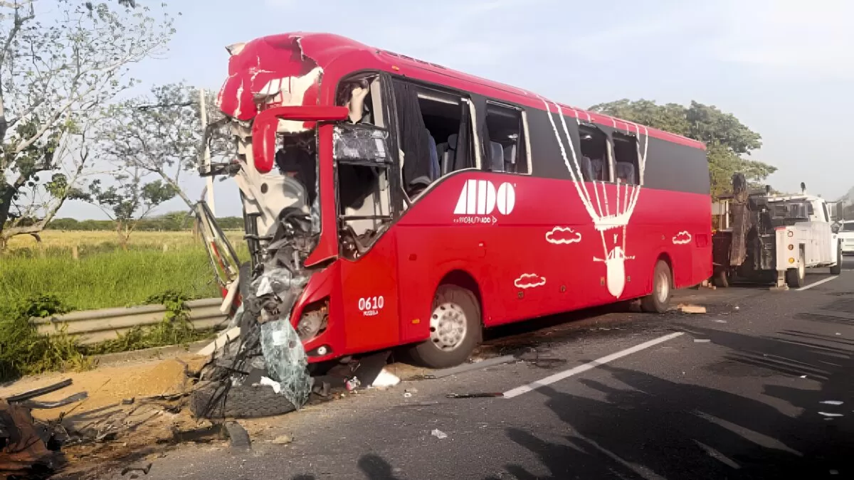Accidente entre tráiler y autobús deja un muerto y 20 heridos