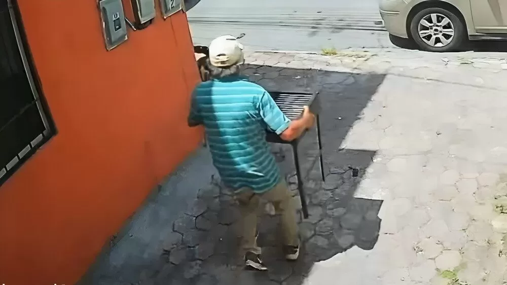 Captan a hombre robando un asador en Guadalupe, Nuevo León