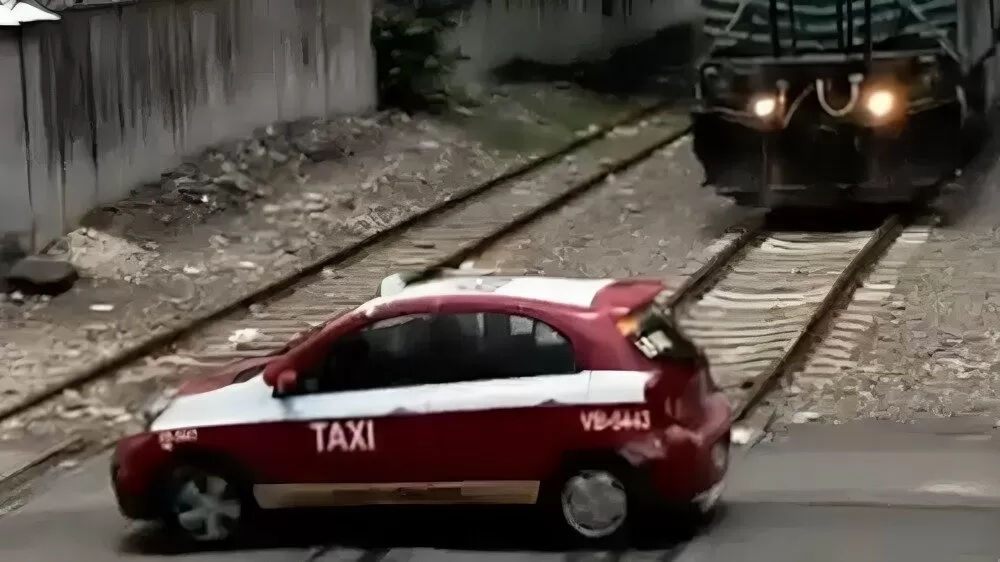 Taxi con pasajero casi es arrollado por tren en Veracruz