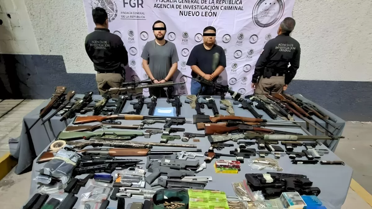Detienen a tres hombres con más de 60 armas en Monterrey