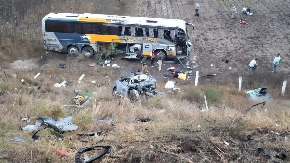 Cuatro muertos y 15 heridos tras choque entre autobús y auto