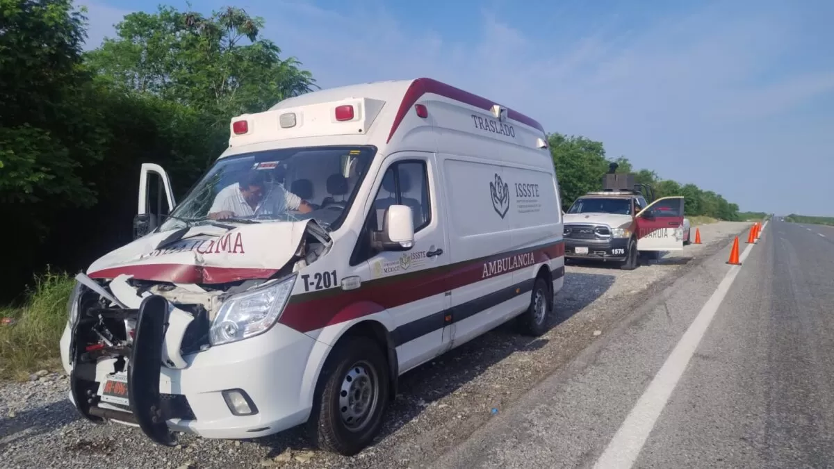 Guardia Estatal auxilia a hombre lesionado tras choque de ambulancia