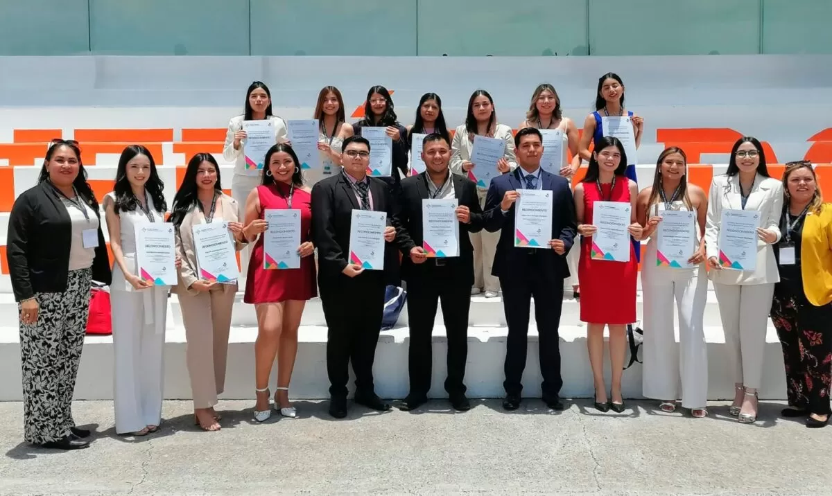 Reciben 17 médicos egresados de la UAT el premio nacional CENEVAL