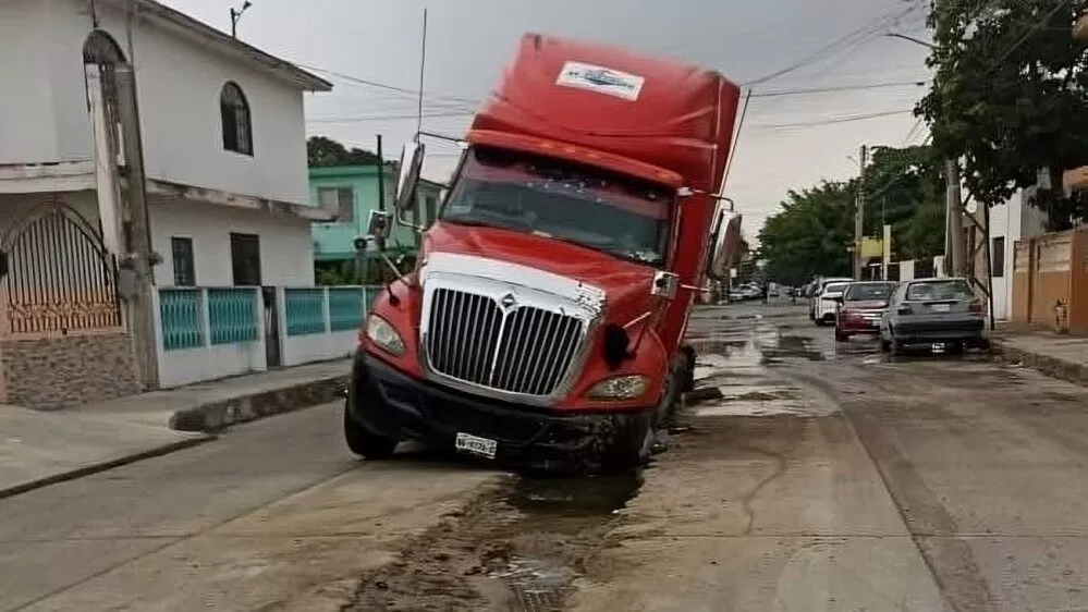 Camión quinta rueda cae en zanja al norte de Tampico