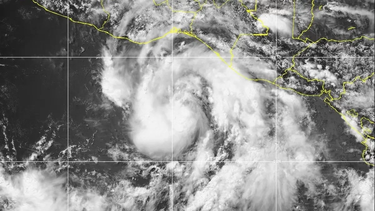 Huracán “Erick” se intensifica a categoría 2