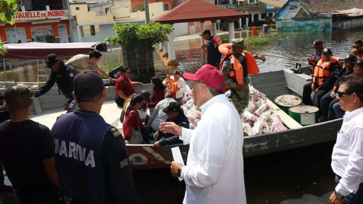 Armando Martínez entrega apoyos a damnificados por el Tamesí