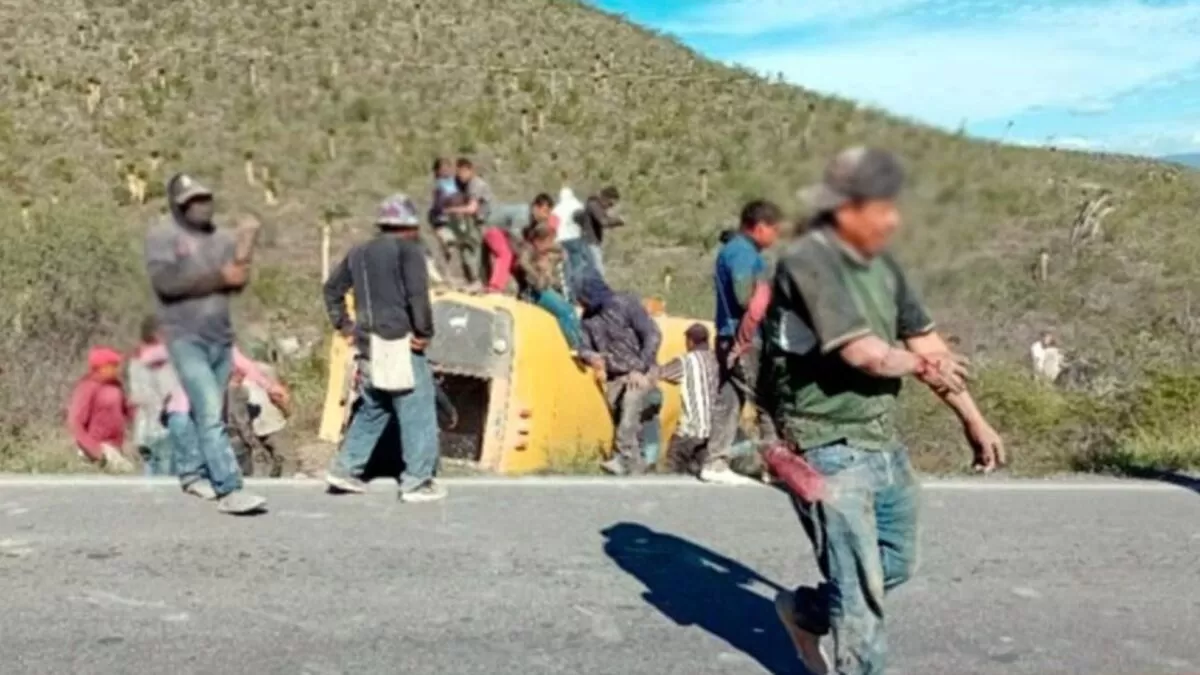 Autobús que transportaba jornaleros vuelca y deja 29 lesionados