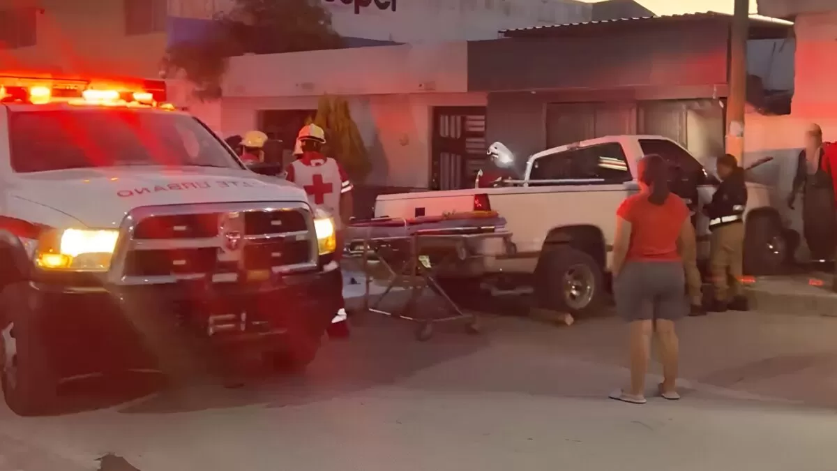 Conductor se impacta contra portón y queda prensado