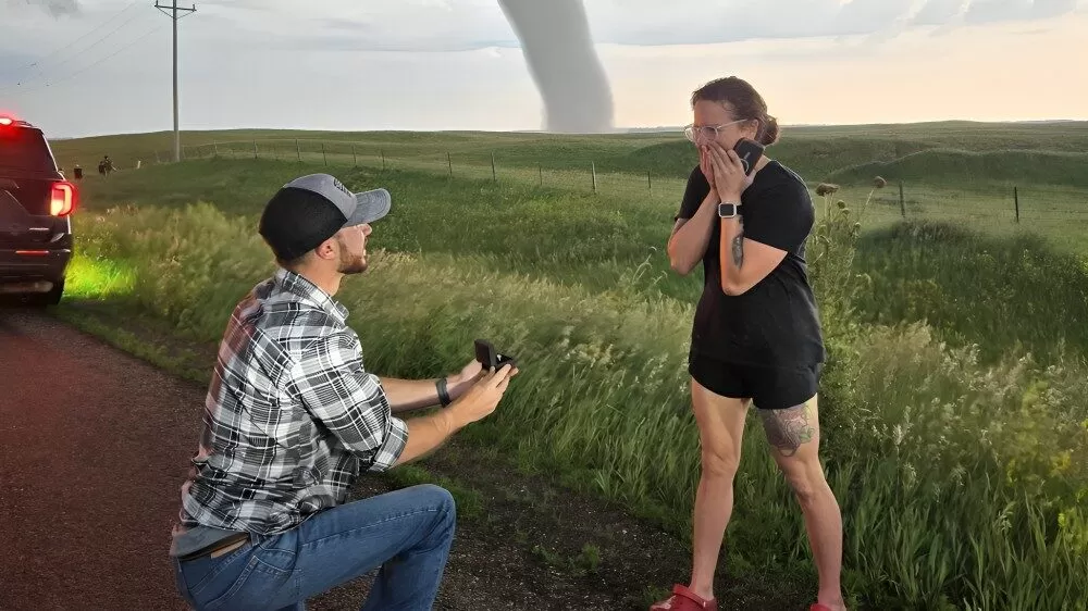 Le pide matrimonio frente a un tornado… ¡y dice que sí!