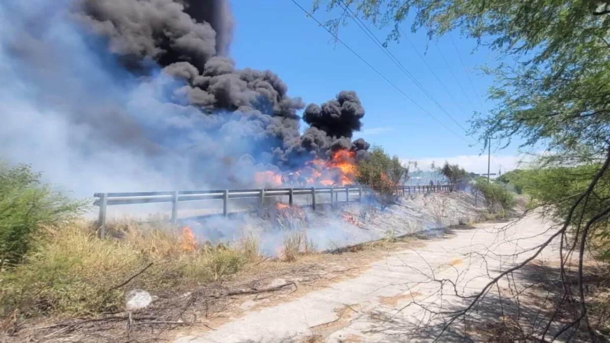 Explosión de pipa obliga al cierre de la carretera Victoria-Monterrey
