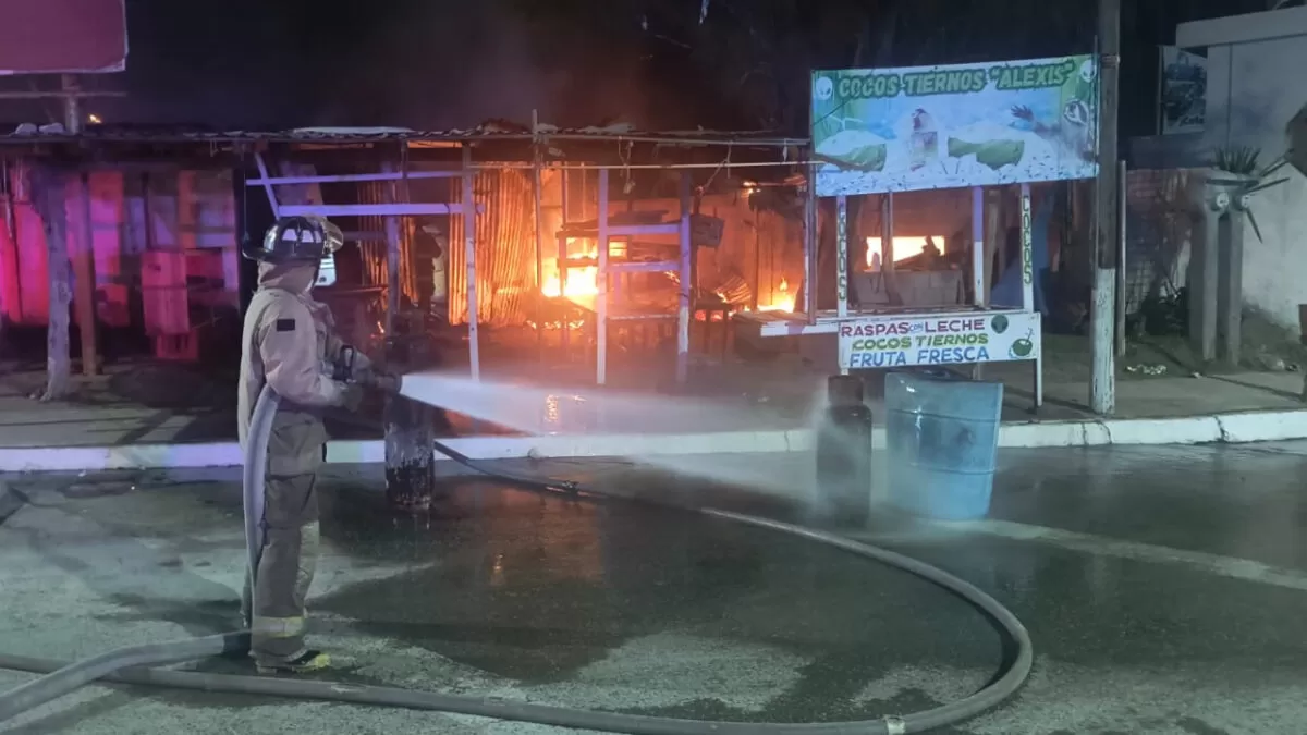 Incendio arrasa con local en playa Miramar