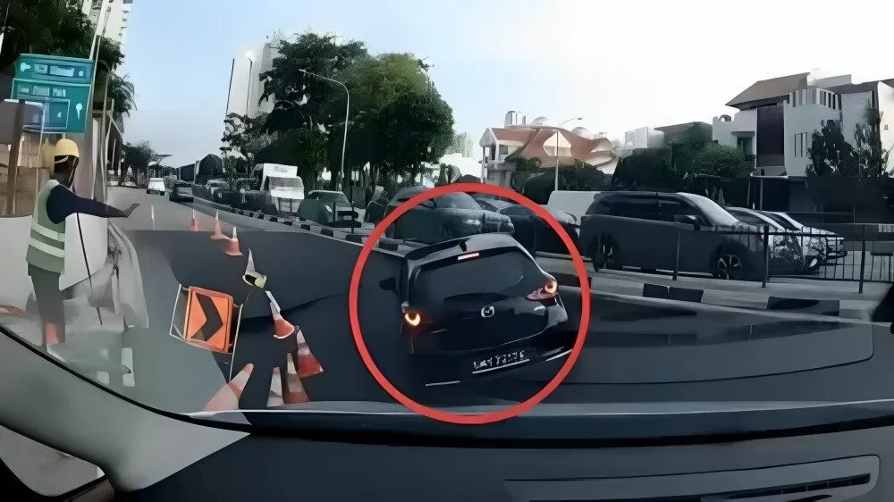 Auto es tragado por socavón en pleno tránsito en Singapur