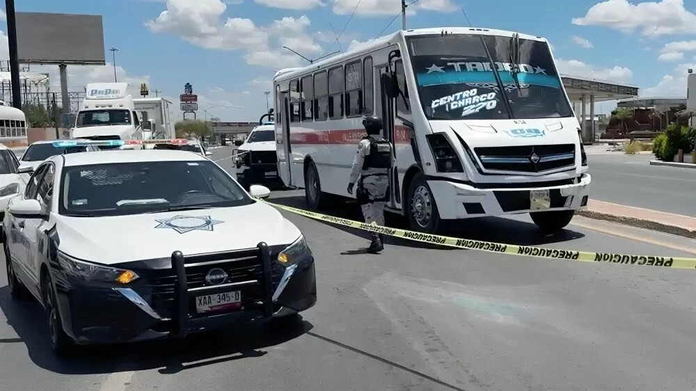 Muere al volante chofer de microbús por infarto en Reynosa