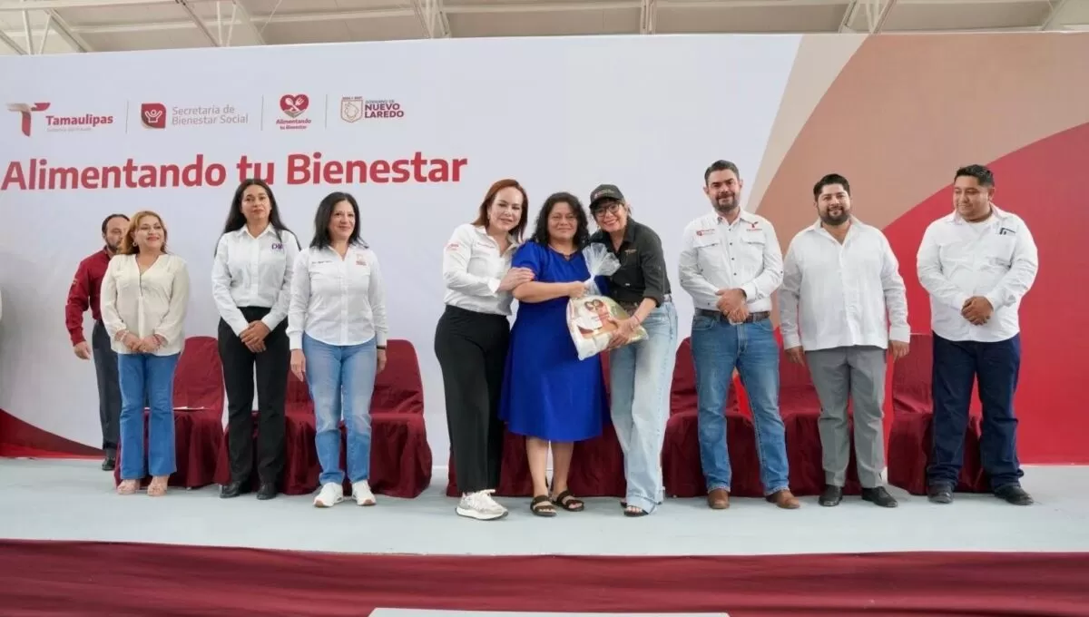 Carmen Lilia Canturosas entrega apoyo estatal alimentario a 500 familias de Nuevo Laredo