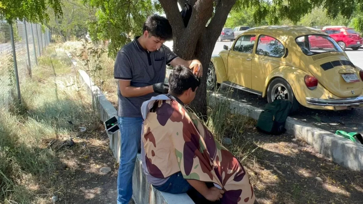 Joven estudiante corta cabello para pagar su carrera en Victoria