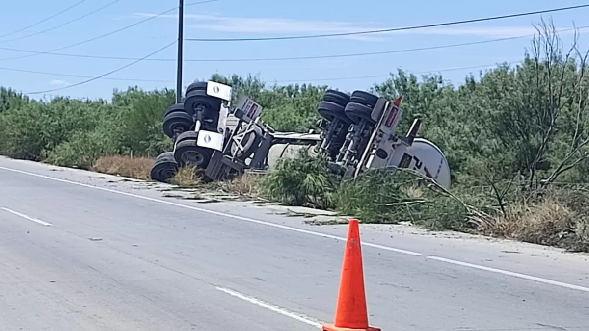 Volcadura de pipa moviliza a cuerpos de emergencia en Nuevo Laredo