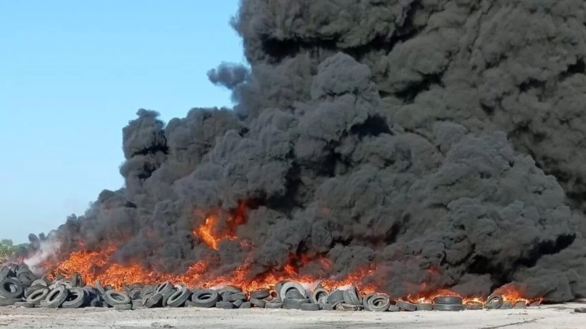 Incendio en basurero de llantas en Reynosa genera grave contaminación