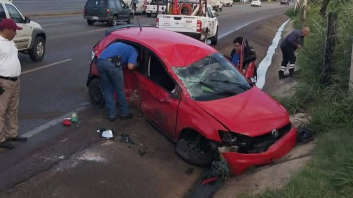 Vehículo vuelca en Altamira; deja dos heridos y daños materiales
