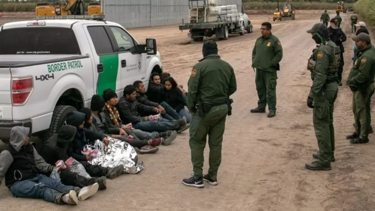 Operativo en Texas deja 78 migrantes detenidos por delitos migratorios