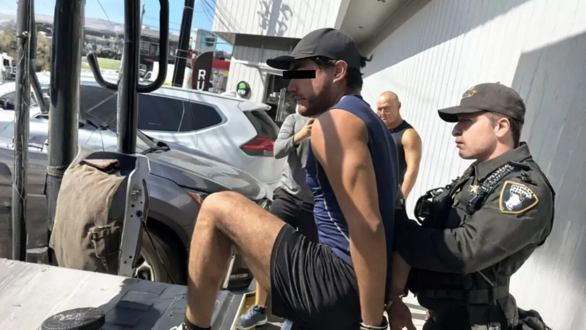 Detienen a joven por grabar a hombres en regaderas de gimnasio