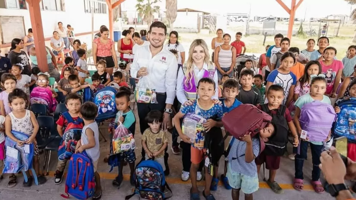 Entregan Gobierno de Matamoros y DIF despensas y útiles escolares en Playa Bagdad