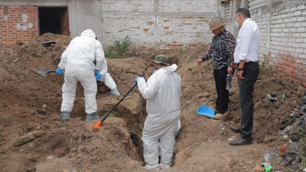 Localizan fosa clandestina con 32 cuerpos en Guanajuato