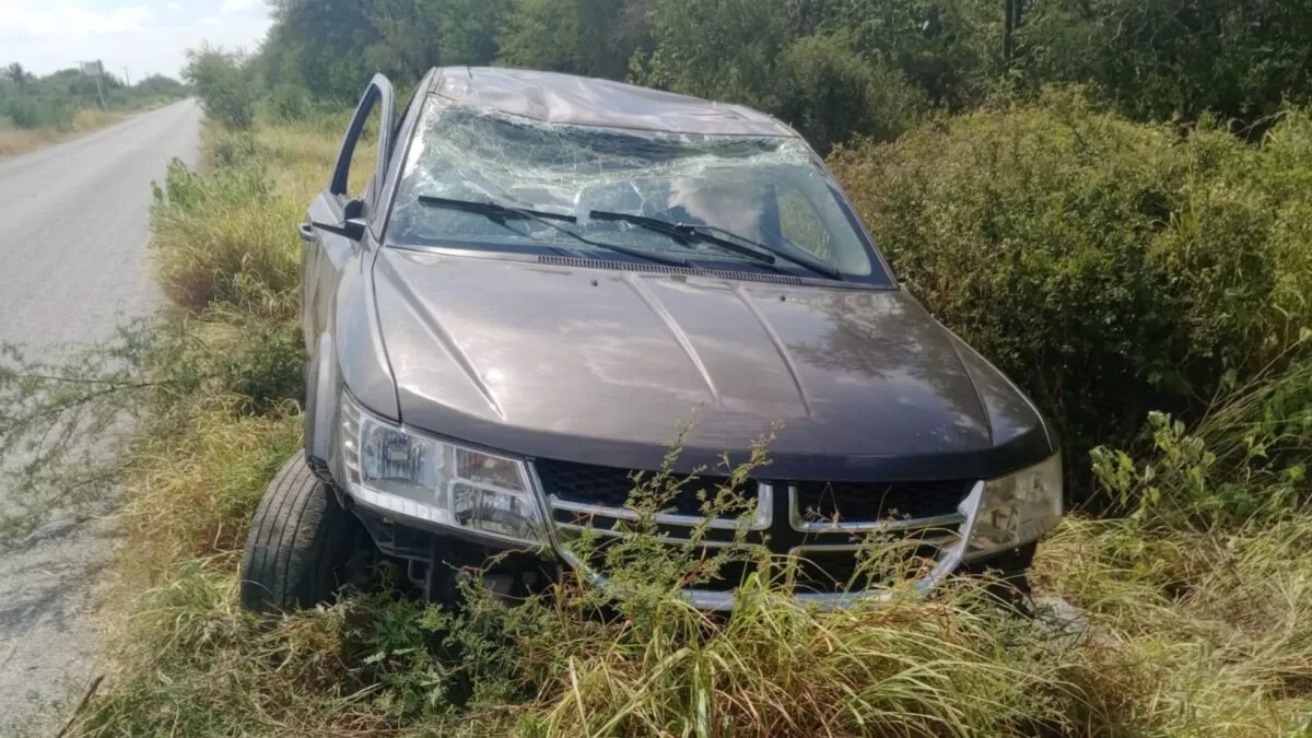 Conductor ebrio choca y deja su camioneta abandonada