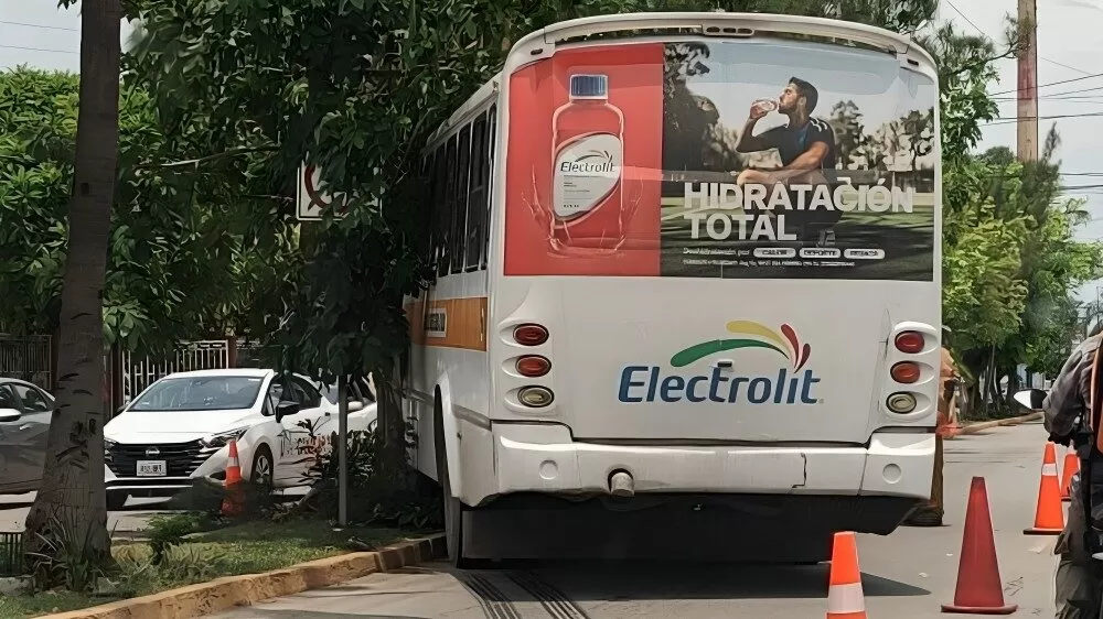 Autobús choca contra árbol en Tampico; hay dos lesionados