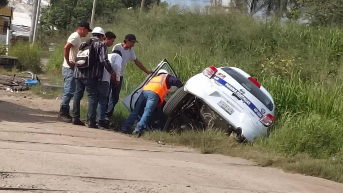 Chofer intenta ganarle paso al tren y es embestido
