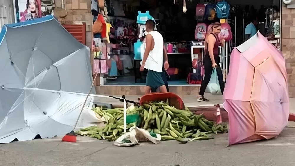 “Lady Elotes” le tumba el puesto a vendedor por instalarse frente a su local